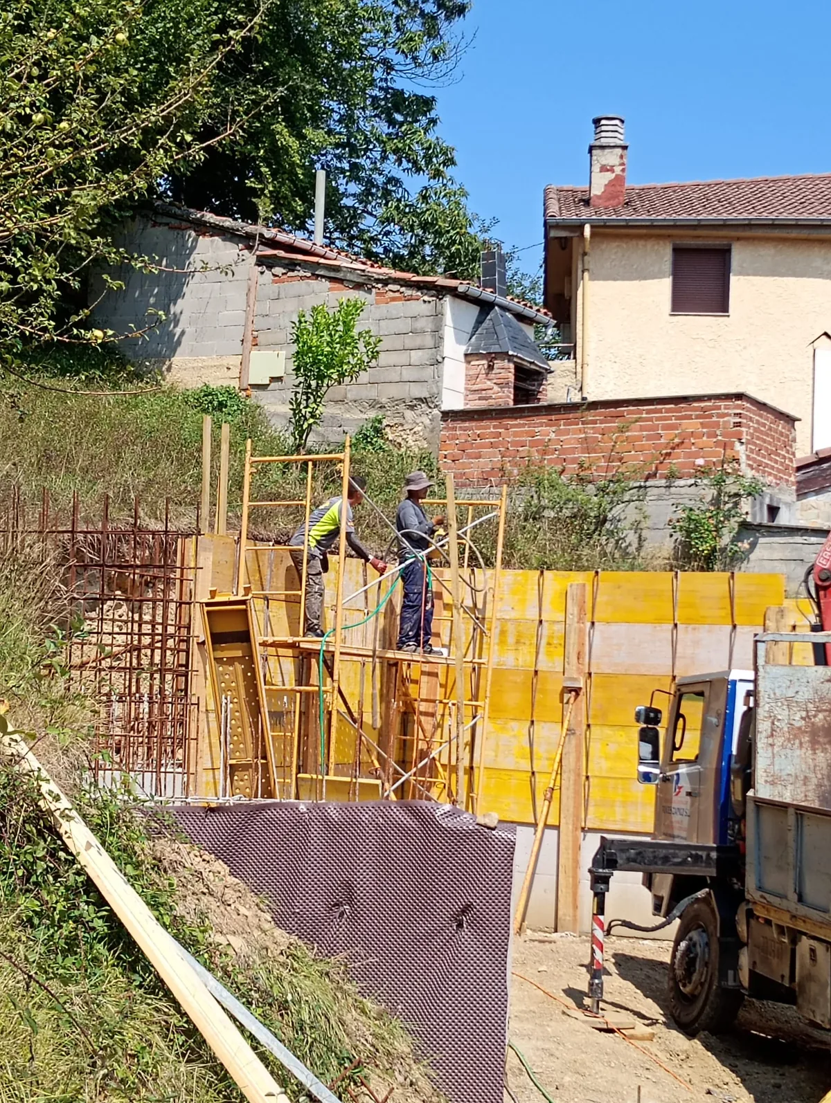 Muro de contención de hormigón con lámina drenante para el drenaje del terreno, en Asturias.