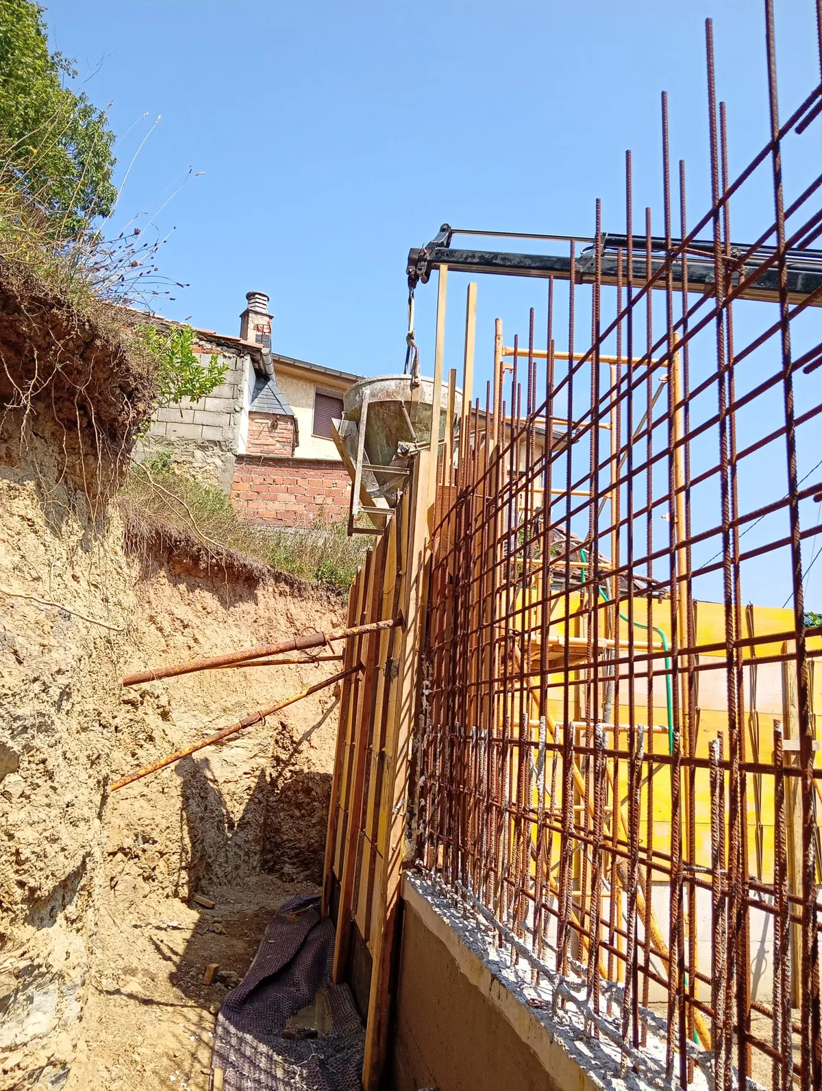 Ferralla y encofrado de un muro de contención de hormigón armado en Asturias, por Construcciones Reformas Araujo.